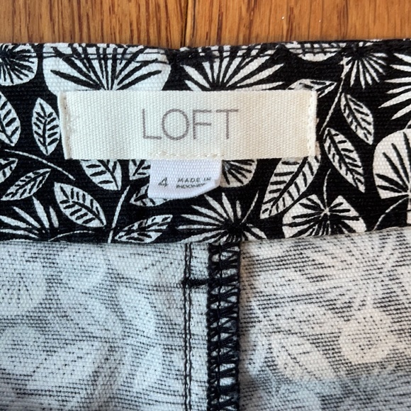 NEW BUTTON FRONT STRUCTURED SHORTS IN PALM LEAF - Picture 7 of 9